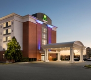 Bangunan 3 Holiday Inn Express & Suites NORFOLK AIRPORT, an IHG Hotel