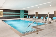 Swimming Pool Holiday Inn Express & Suites NORFOLK AIRPORT, an IHG Hotel