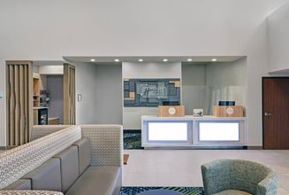 Lobby 4 Holiday Inn Express & Suites NEWPORT by IHG, an IHG Hotel