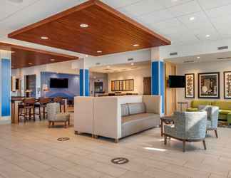 Lobby 2 Holiday Inn Express & Suites CARLISLE SOUTHWEST – I-81, an IHG Hotel