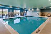 สระว่ายน้ำ Holiday Inn Express & Suites CARLISLE SOUTHWEST – I-81, an IHG Hotel