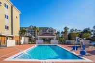 Swimming Pool Candlewood Suites PENSACOLA - UNIVERSITY AREA