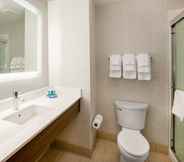 Phòng tắm bên trong 3 Holiday Inn Express JAMAICA - JFK AIRTRAIN - NYC, an IHG Hotel