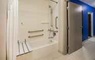 In-room Bathroom 4 Holiday Inn Express JAMAICA - JFK AIRTRAIN - NYC, an IHG Hotel