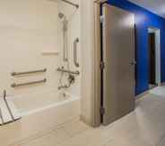 Phòng tắm bên trong 4 Holiday Inn Express JAMAICA - JFK AIRTRAIN - NYC, an IHG Hotel