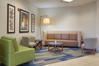 Lobby Holiday Inn Express & Suites AKRON REGIONAL AIRPORT AREA, an IHG Hotel
