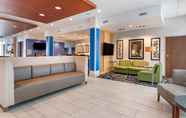 Lobi 7 Holiday Inn Express & Suites LANCASTER - MOUNT JOY, an IHG Hotel