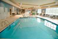 สระว่ายน้ำ Holiday Inn Express & Suites WINONA, an IHG Hotel