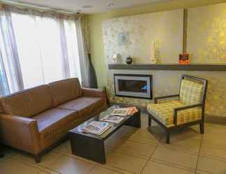 Lobi 2 Holiday Inn Express & Suites BERKELEY, an IHG Hotel