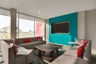 Common Space avid hotel CHICAGO O’HARE – DES PLAINES