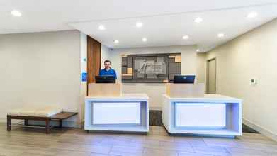 Lobi 4 Holiday Inn Express & Suites DINUBA WEST, an IHG Hotel