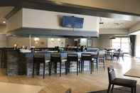 Quầy bar, cafe và phòng lounge Holiday Inn STAUNTON CONFERENCE CENTER, an IHG Hotel