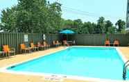 Swimming Pool 3 Holiday Inn Express LORTON, an IHG Hotel