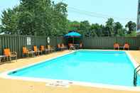 Swimming Pool Holiday Inn Express LORTON, an IHG Hotel