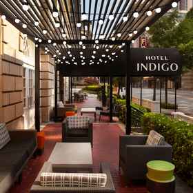 Sit on our outdoor patio and enjoy the evening.1Hotel Indigo ATLANTA MIDTOWN by IHG, an IHG Hotel,Peachtree Center飯店