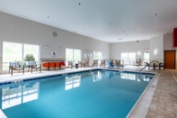 สระว่ายน้ำ Holiday Inn Express & Suites IRONTON, an IHG Hotel