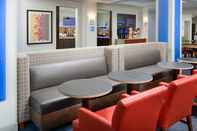 Bar, Cafe and Lounge Holiday Inn Express & Suites TULLAHOMA, an IHG Hotel