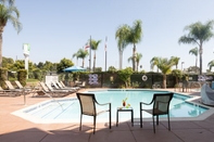 Kolam Renang Holiday Inn SANTA ANA-ORANGE CO. ARPT, an IHG Hotel