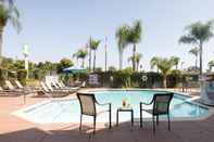 Swimming Pool Holiday Inn SANTA ANA-ORANGE CO. ARPT, an IHG Hotel