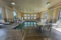 Kolam Renang Staybridge Suites LANSING-OKEMOS, an IHG Hotel