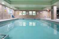 Swimming Pool Holiday Inn Express YREKA-SHASTA AREA, an IHG Hotel