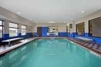 Swimming Pool Holiday Inn Express MARSHALL, an IHG Hotel