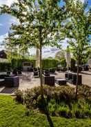 Courtyard garden with al fresco dining area for guests to enjoy. Crowne Plaza FELBRIDGE - GATWICK, an IHG Hotel