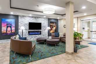 Lobby 4 Candlewood Suites PORTLAND-AIRPORT