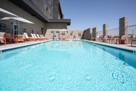 Swimming Pool Holiday Inn GLENDALE - STADIUM & ENT DIST, an IHG Hotel