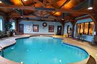 สระว่ายน้ำ Holiday Inn Express & Suites DONEGAL, an IHG Hotel