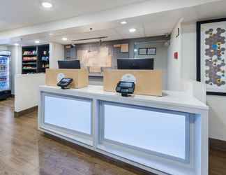 Sảnh chờ 2 Holiday Inn Express LONDON-I-70, an IHG Hotel