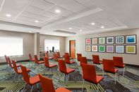 Ruangan Fungsional Holiday Inn Express & Suites PEMBROKE PINES-SHERIDAN ST, an IHG Hotel