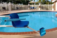 Kolam Renang Holiday Inn Express & Suites PEMBROKE PINES-SHERIDAN ST, an IHG Hotel