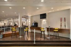 Bar, Cafe and Lounge Crowne Plaza ENGLEWOOD by IHG, an IHG Hotel