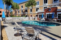 Swimming Pool Holiday Inn Express & Suites THE VILLAGES, an IHG Hotel