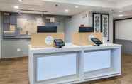 Sảnh chờ 4 Holiday Inn Express LONDON-I-70, an IHG Hotel