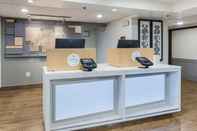 Sảnh chờ Holiday Inn Express LONDON-I-70, an IHG Hotel