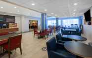 Restoran 7 Holiday Inn Express & Suites WOODHAVEN, an IHG Hotel