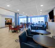 Restoran 7 Holiday Inn Express & Suites WOODHAVEN, an IHG Hotel