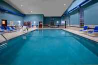 Swimming Pool Holiday Inn Express & Suites WOODHAVEN, an IHG Hotel