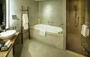 Phòng tắm bên trong 4 InterContinental Hotels HANOI WESTLAKE, an IHG Hotel