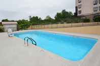 Swimming Pool Holiday Inn Express & Suites GREENSBORO-(I-40 @ WENDOVER), an IHG Hotel