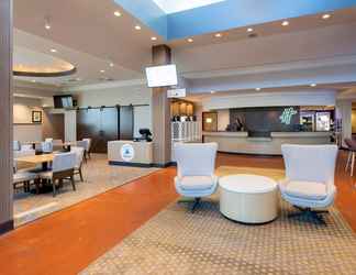 Lobi 2 Holiday Inn & Suites MAPLE GROVE NW MPLS-ARBOR LKS, an IHG Hotel