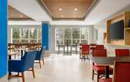 Restaurant 7 Holiday Inn Express & Suites PHILADELPHIA - MT. LAUREL, an IHG Hotel