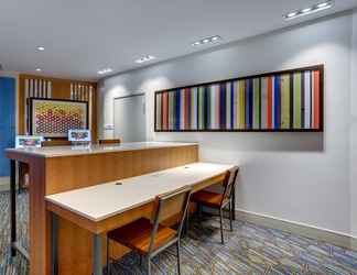 Lobi 2 Holiday Inn Express & Suites MIDDLETOWN - GOSHEN, an IHG Hotel