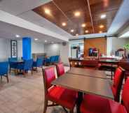 Restoran 7 Holiday Inn Express FAIRFAX - ARLINGTON BOULEVARD, an IHG Hotel