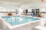 Swimming Pool Holiday Inn Express & Suites DAYTON EAST - BEAVERCREEK, an IHG Hotel