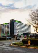 EXTERIOR_BUILDING Holiday Inn NEWARK INTERNATIONAL AIRPORT, an IHG Hotel