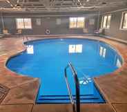 Swimming Pool 5 Holiday Inn CLEVELAND NORTHEAST - MENTOR, an IHG Hotel