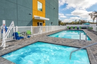 Swimming Pool Holiday Inn Express & Suites WILDWOOD – THE VILLAGES, an IHG Hotel